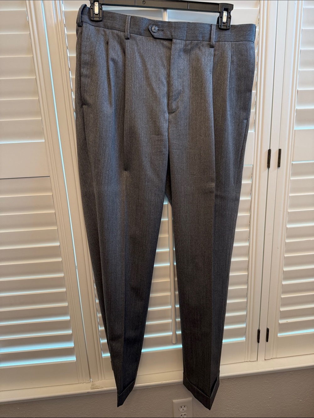 Roundtree & Yorke Men's Gray Pleated Dress Pants